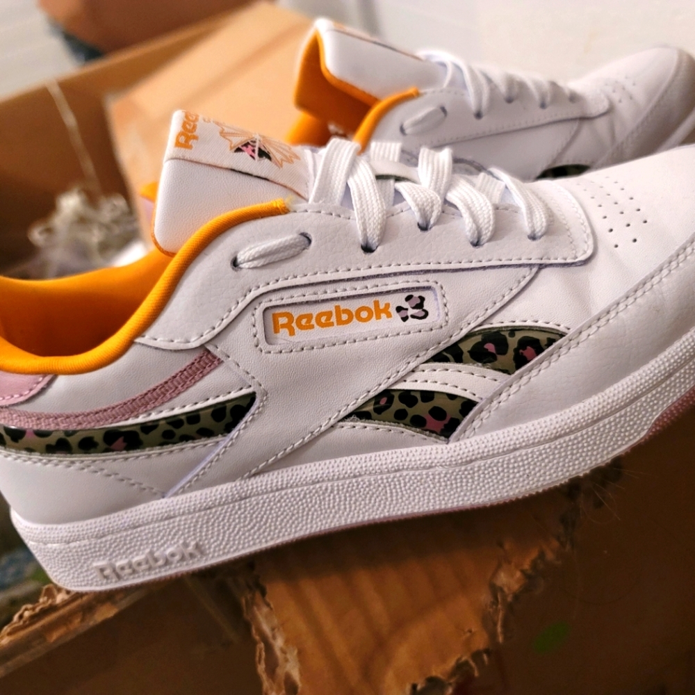 Youth Size 5 Reebok Revenge club sneakers